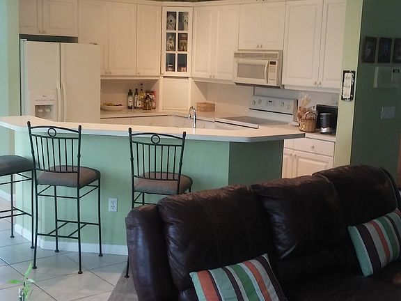 Kitchen (view of Lake)