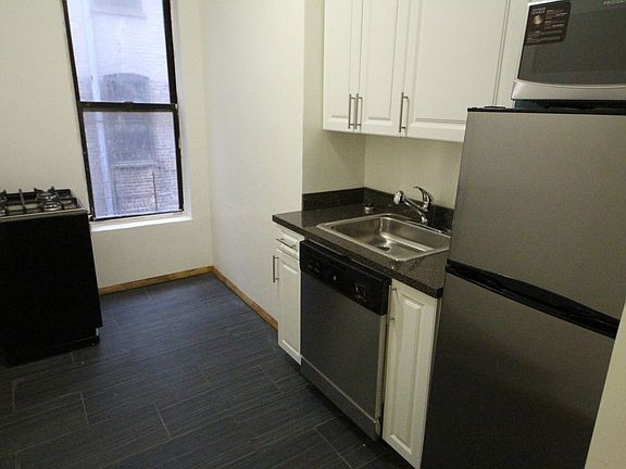 3rd image of 28 Macombs Pl APT 12