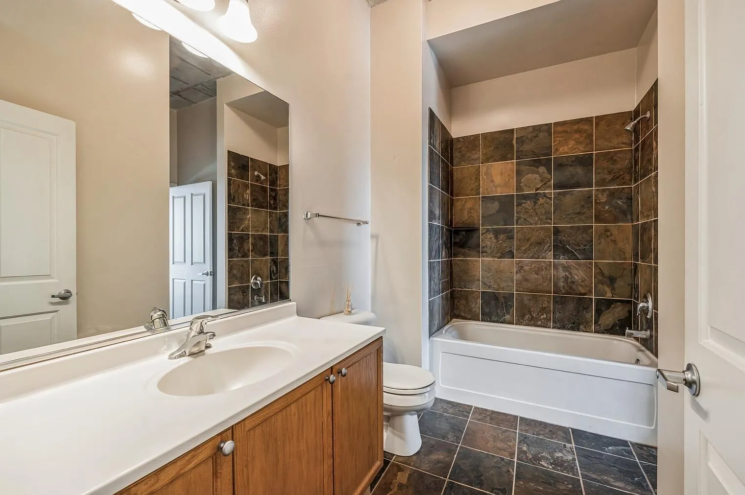 1 bed, 750 sqft, $2,100 — Photo 4