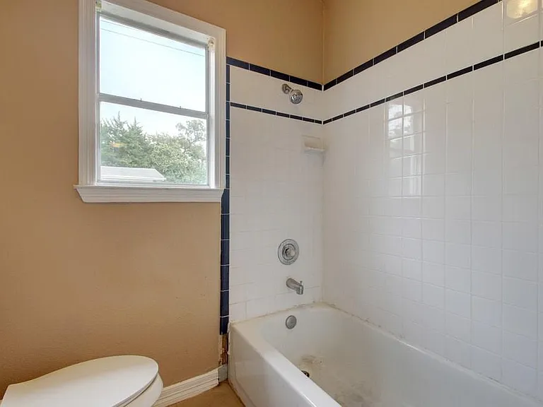 1100 W 22nd St — Photo 18
