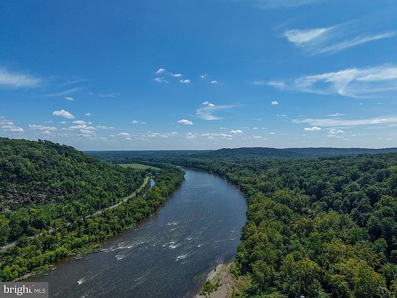3rd image of 1855 River Rd