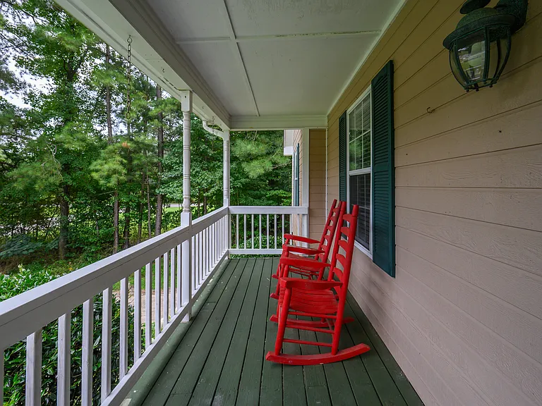 120 Lynn Dr — Photo 3