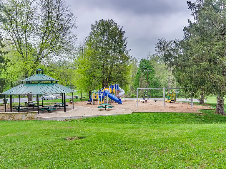 11705 Ashley Dr — Photo 18