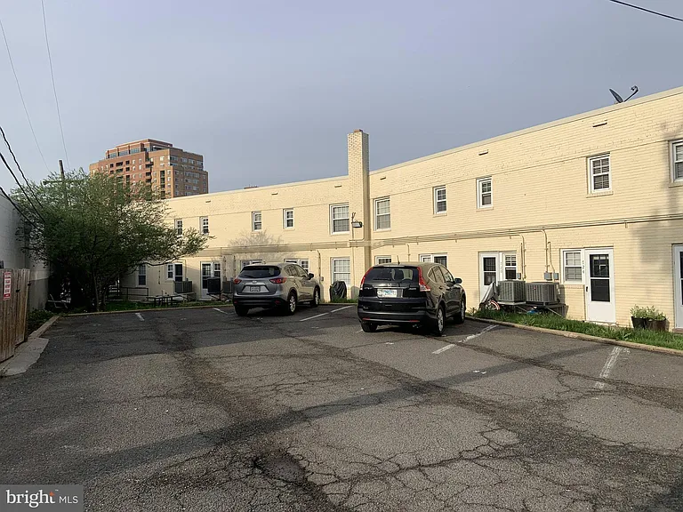 732 N Oakland St — Photo 21
