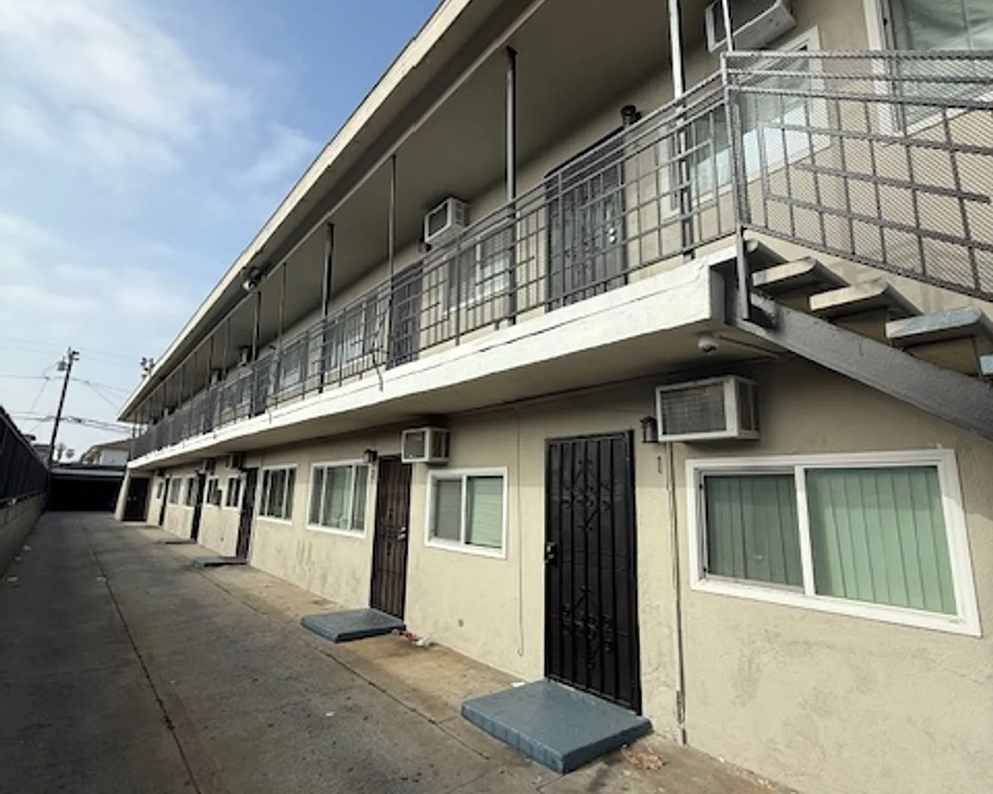 (Ar/Jo/Em:C) 1040 W. 91st Street — Photo 3