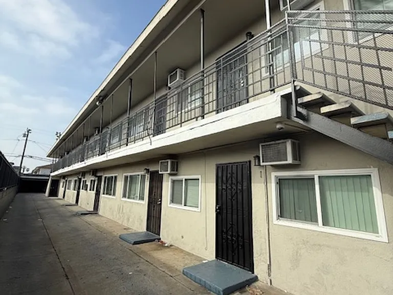 (Ar/Jo/Em:C) 1040 W. 91st Street — Photo 3