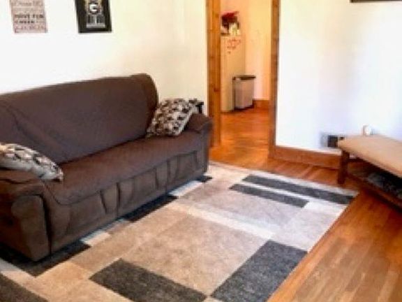 3rd image of 10 Derwood Cir