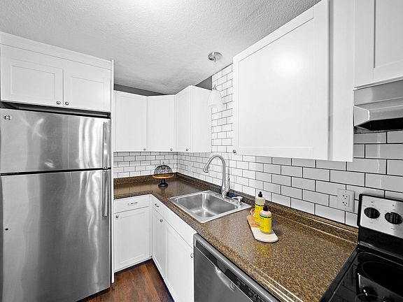 3rd image of 80 Fountain Ln