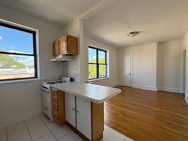 21-14 Crescent Street — Photo 4