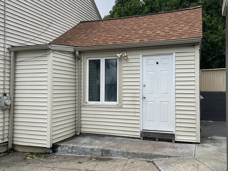 221 Middle St — Photo 2