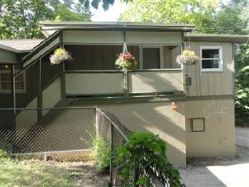 321 McClure Ave photo 1