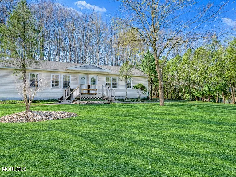 28 Oak Ln — Photo 2