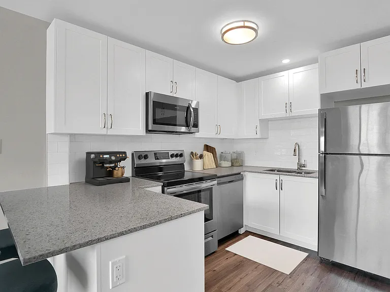 252 Conacher Dr — Photo 3