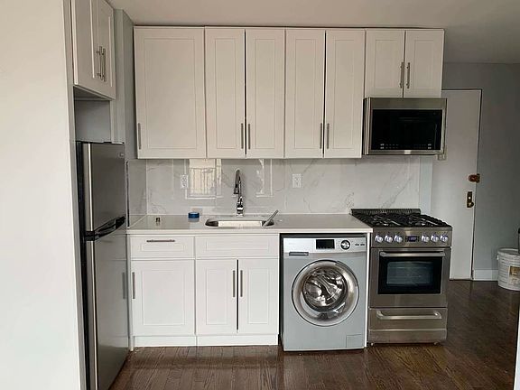 4th image of 1661 Park Ave #F
