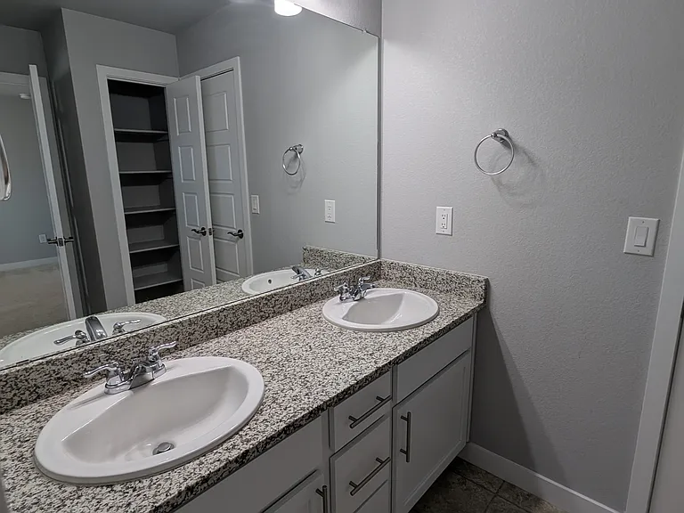 3rd Floor - Jack and Jill Bath