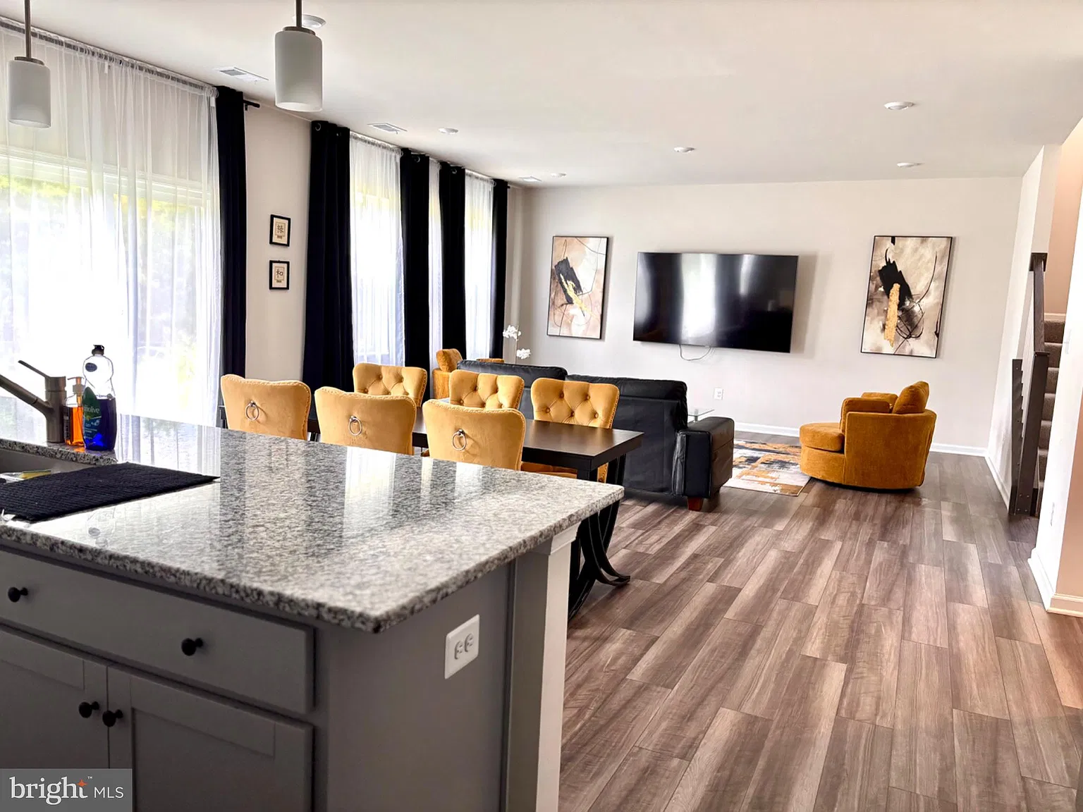 4 bed, 2.5 bath, 2550 sqft, $3,200 — Photo 4