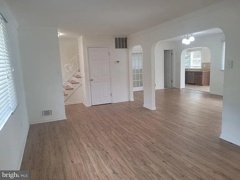 6818 Rolling Rd — Photo 10