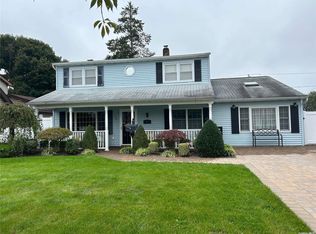 28 Chase Ln, Levittown, NY 11756