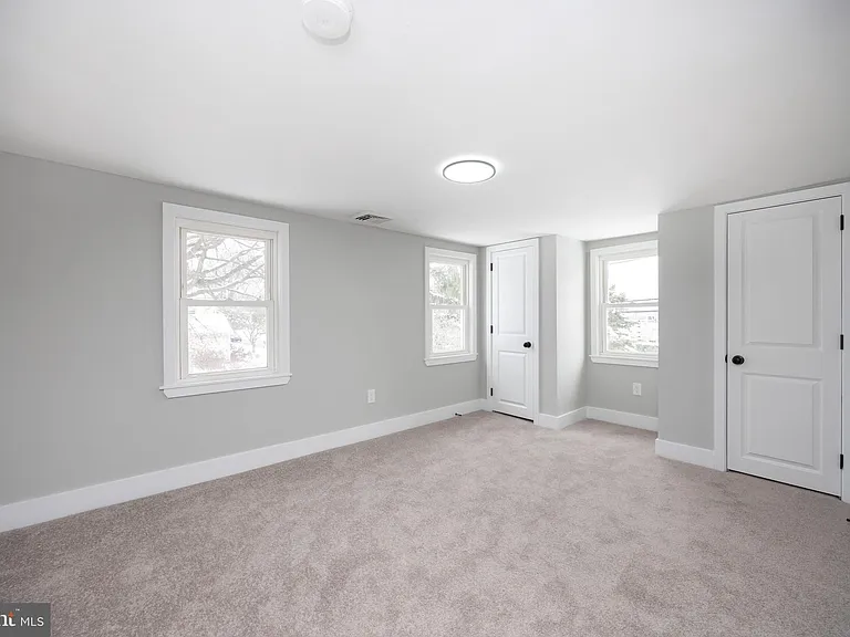 181 W 7th Ave — Photo 28