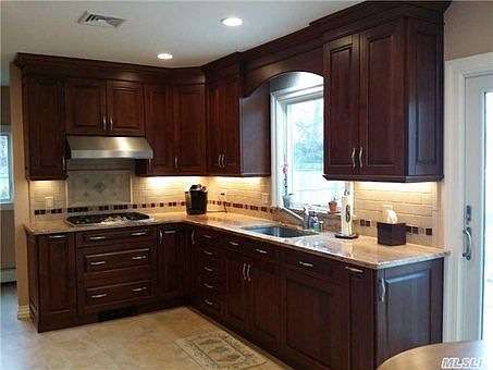 3rd image of 5 Sagamore Ln