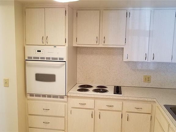 5th image of 2449 Columbia Dr APT 5