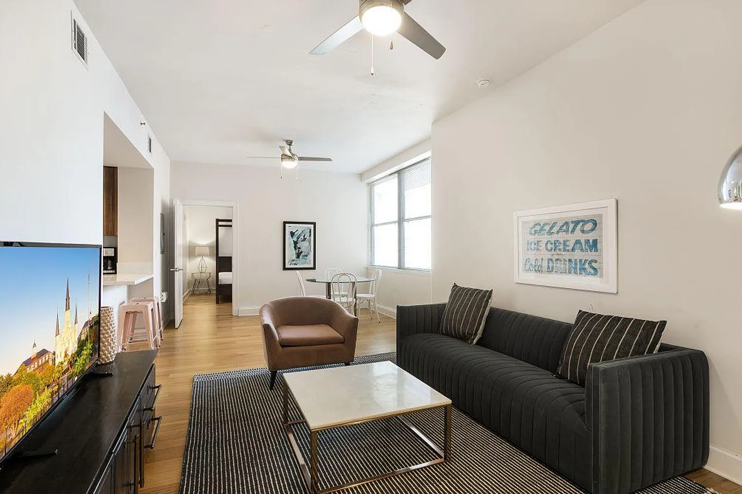 1 bed, 1.0 bath, 807 sqft, $2,475 — Photo 2
