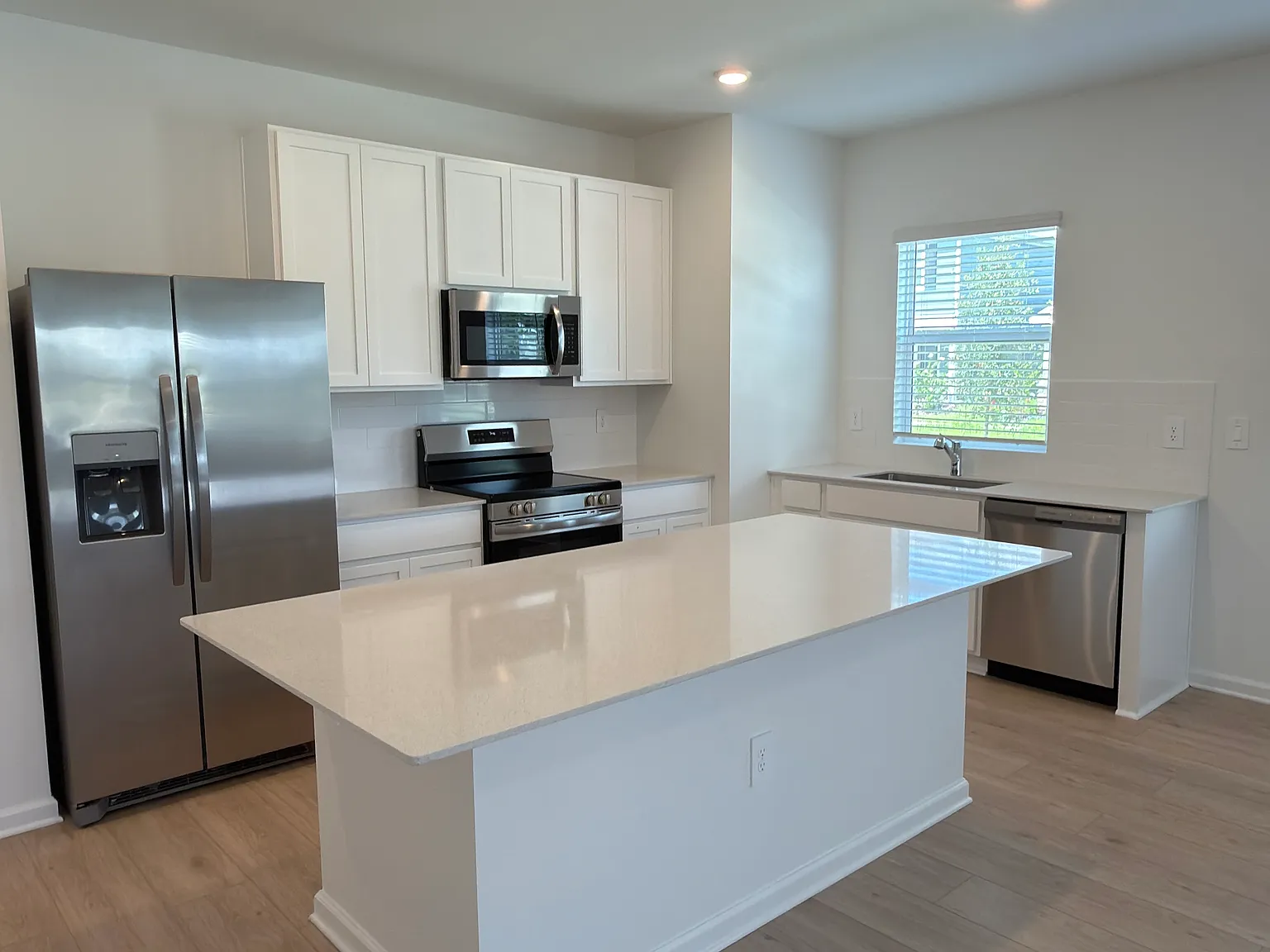 4 bed, 2071 sqft, $2,500 — Photo 2