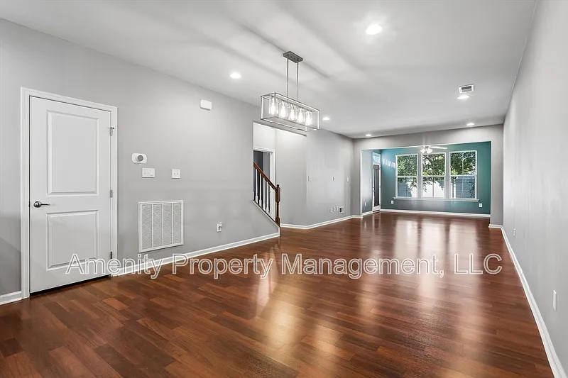 3 bed, 2.5 bath, 1831 sqft, $2,800 — Photo 3
