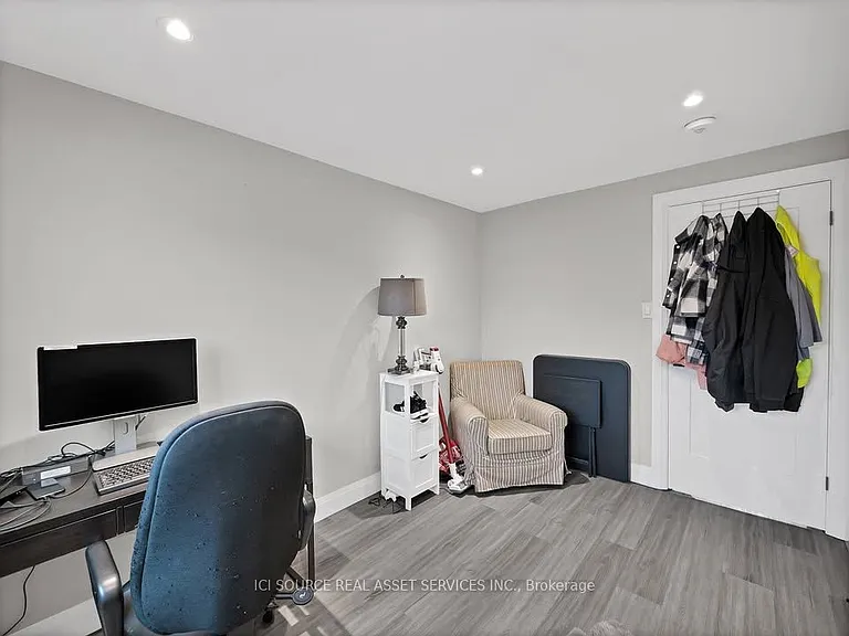 493 Queen Victoria Dr #B — Photo 22