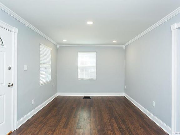 5th image of 214 W Arlee Ave