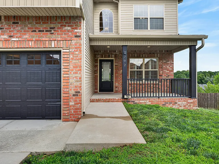 792 Crestone Ln — Photo 2