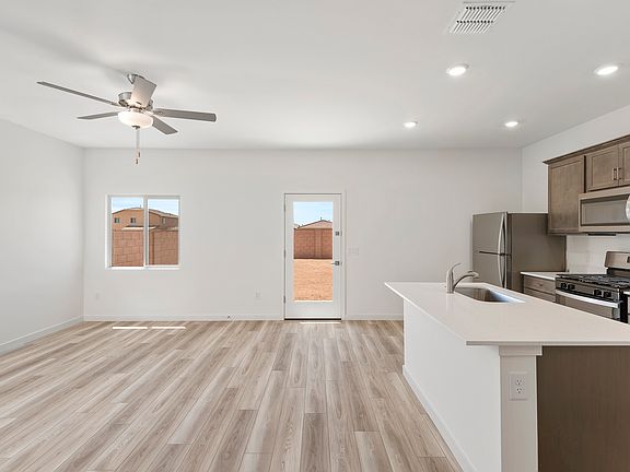 Enjoy a quick meal at the spacious breakfast bar.