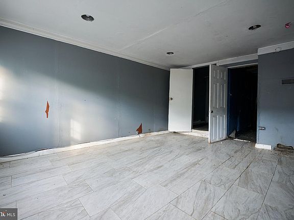 5th image of 255 Peacock St