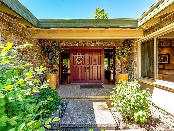 4th image of 1040 Mount George Avenue