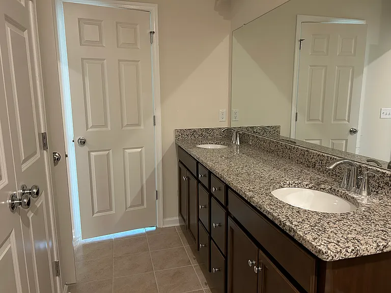 407 Reading Ct — Photo 13