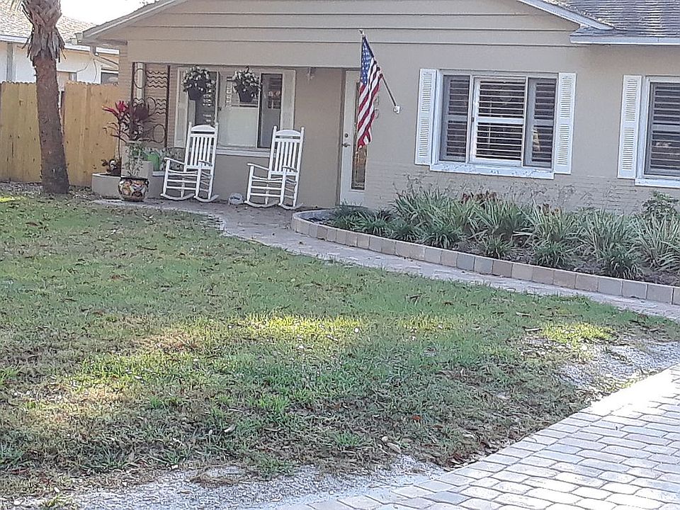 Front Yard with new pavers