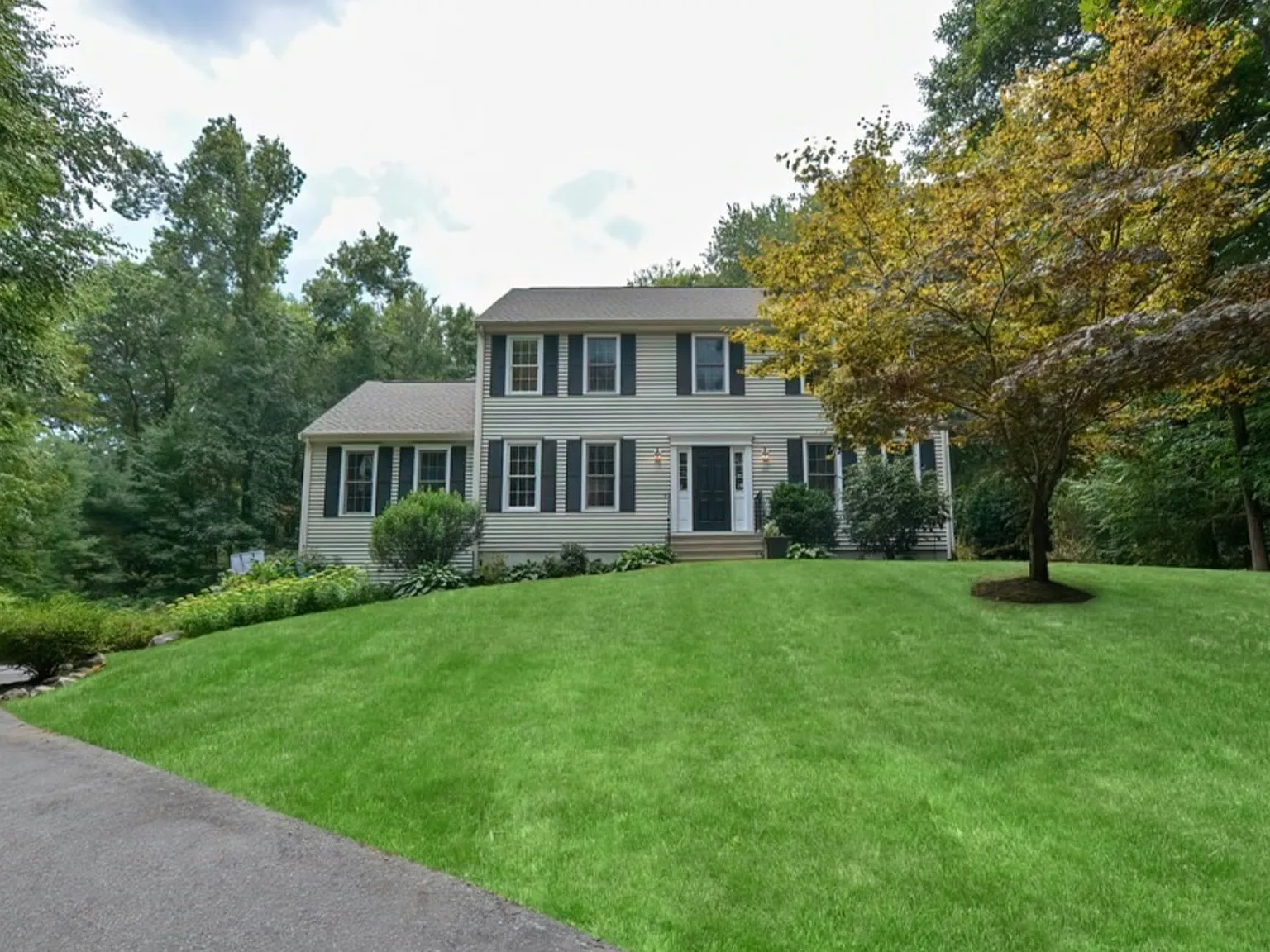 4 bed, 2.5 bath, 2208 sqft, $5,275 — Photo 4