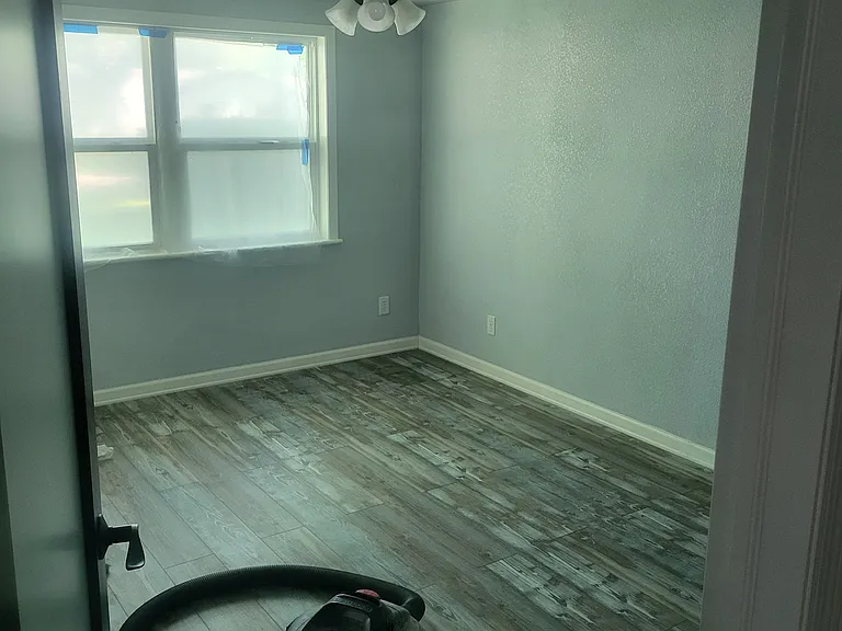 411 E Cross St — Photo 5