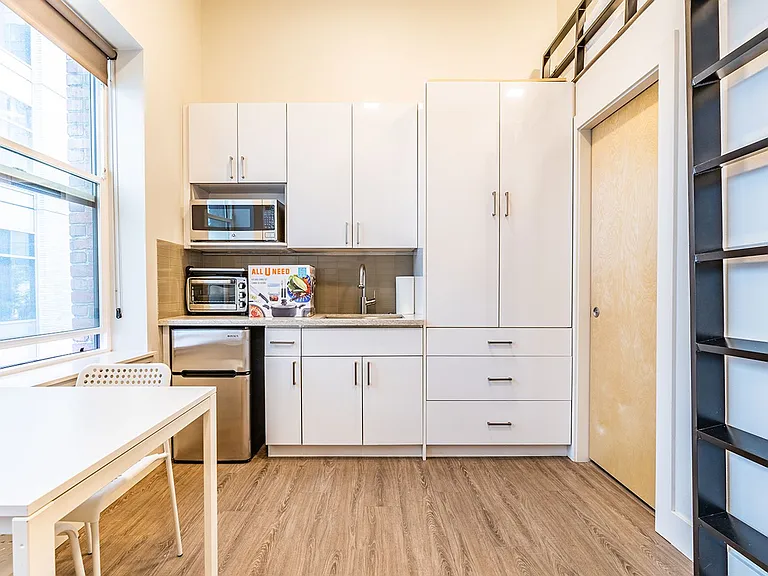 423 Terry Apartment — Photo 18