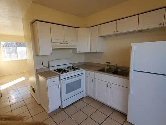 5th image of 3313 Wellesley Ct NE APT 4
