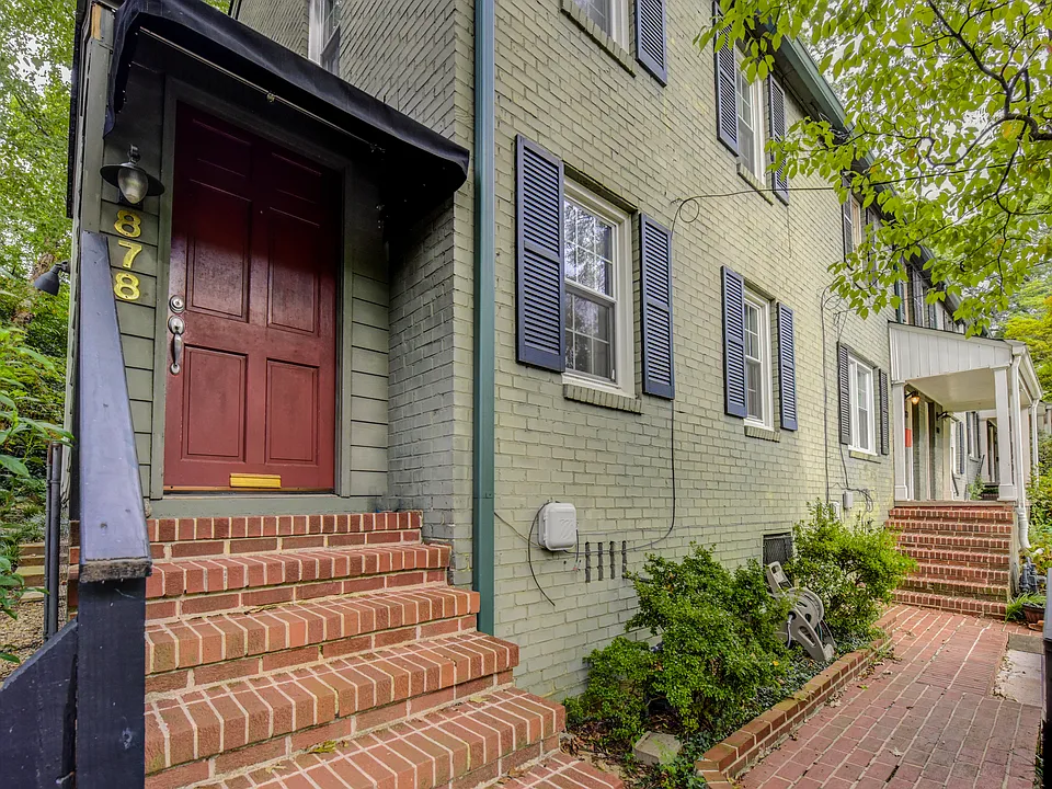 878 Argonne Ave NE