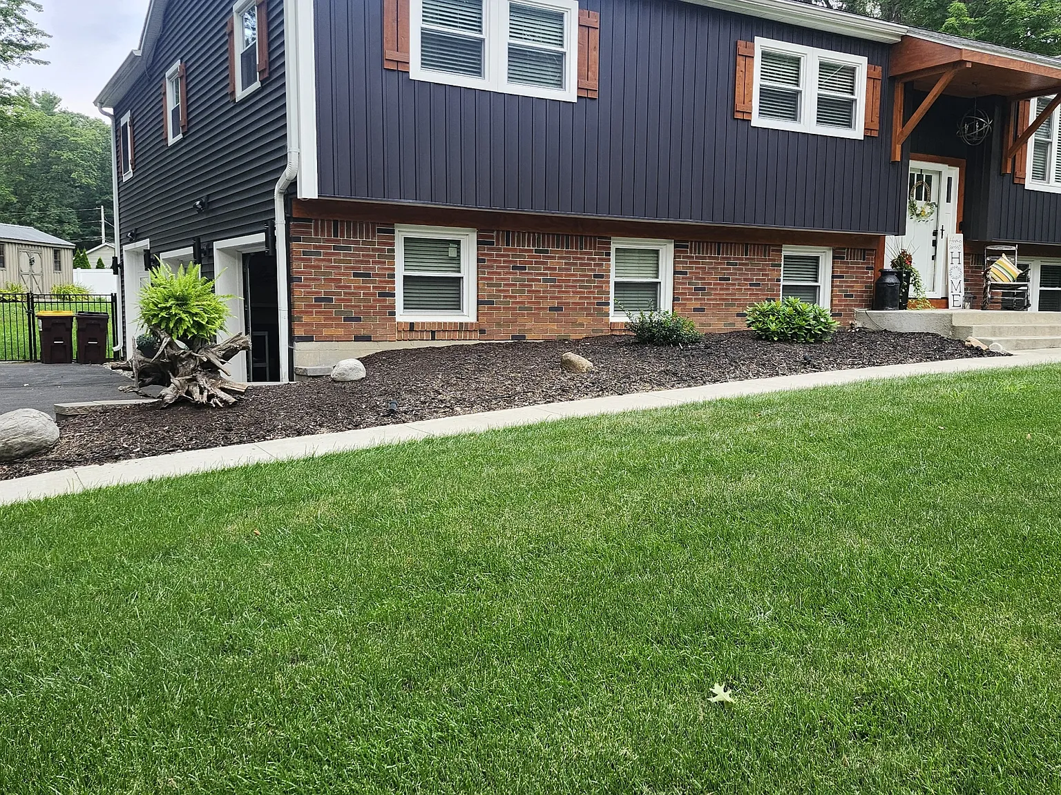 4 bed, 2.5 bath, 2700 sqft, $1,100 — Photo 2