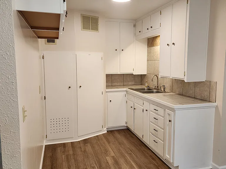 301 E Alice St — Photo 2