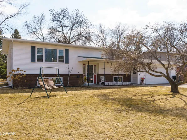 3348 Royal Cir, Grand Forks, ND 58201