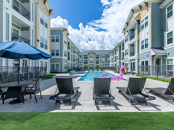 Luxury Poolside Living at The Broadway in Houston, TX