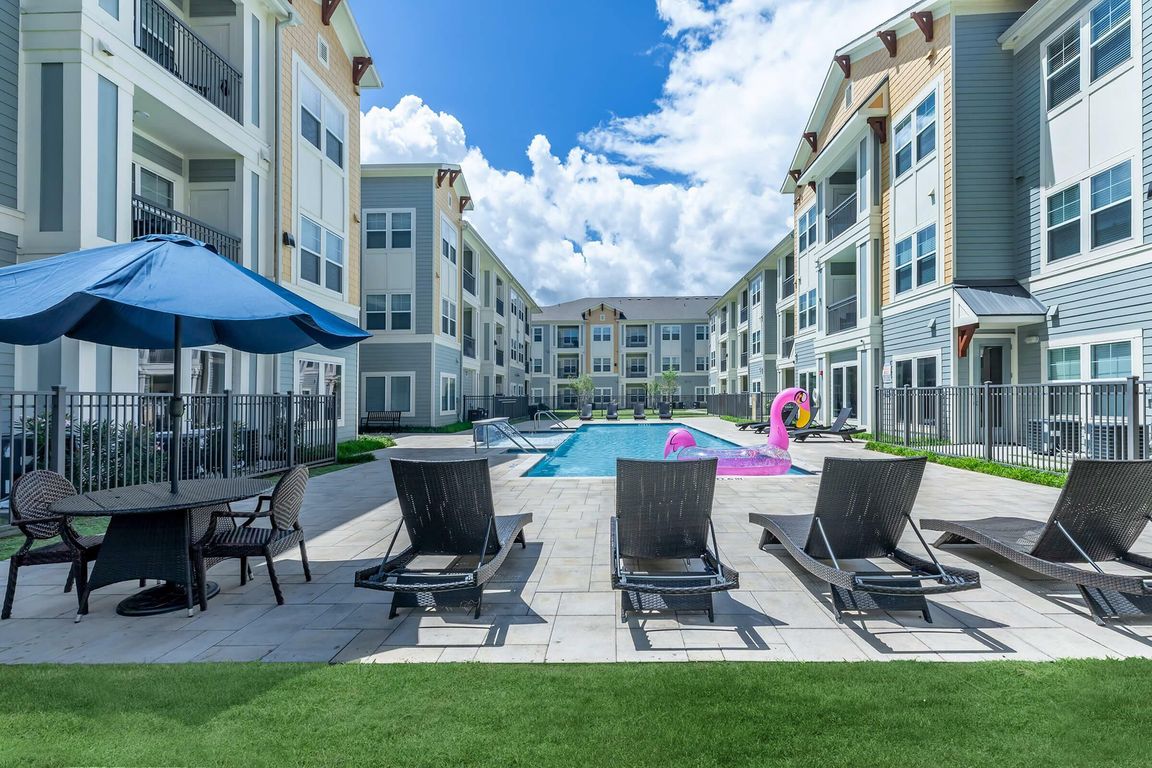 Luxury Poolside Living at The Broadway in Houston, TX