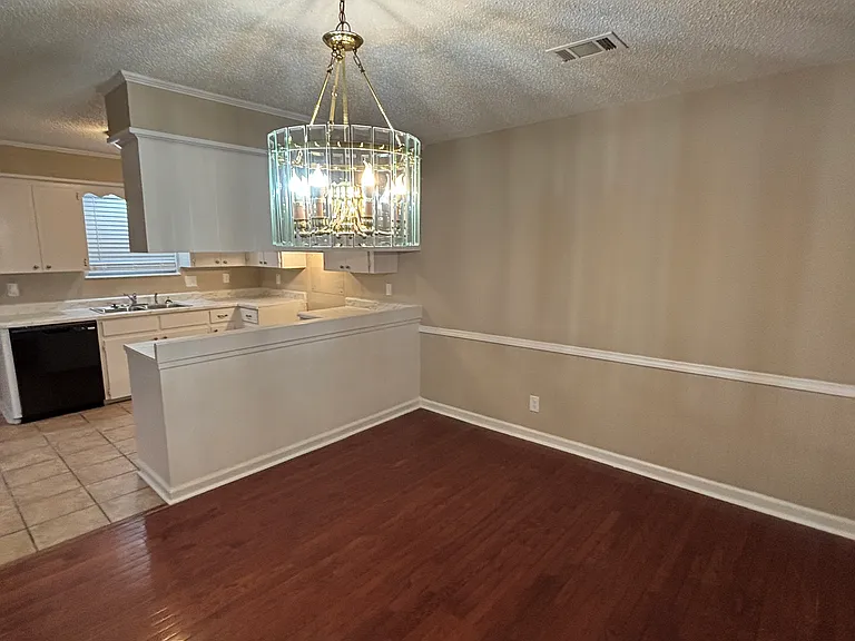 322 E Lee Ave — Photo 8