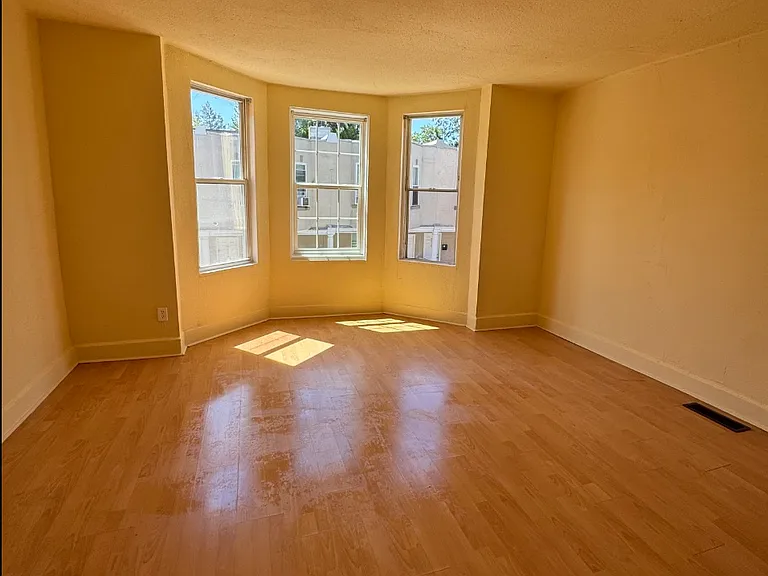 5515 Crowson St — Photo 3