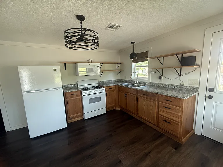 212 SW Railroad St — Photo 5