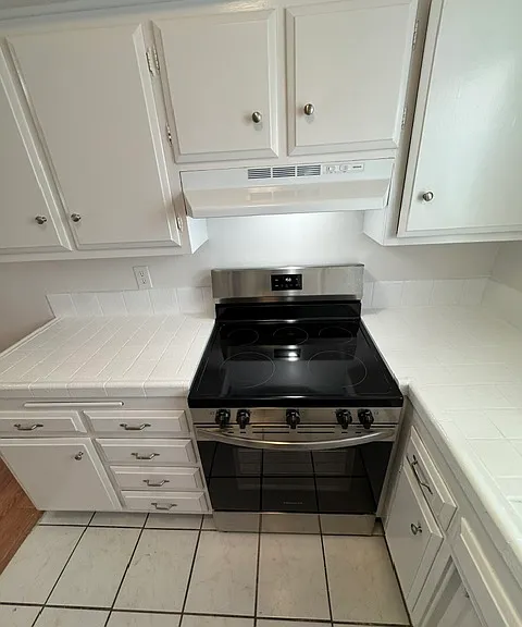 Very functional kitchen with brand new stove